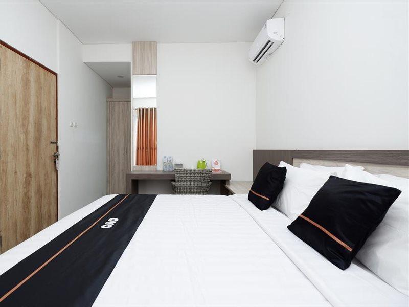 Oyo 2298 Jebres House Syariah Hotel Solo Exterior foto